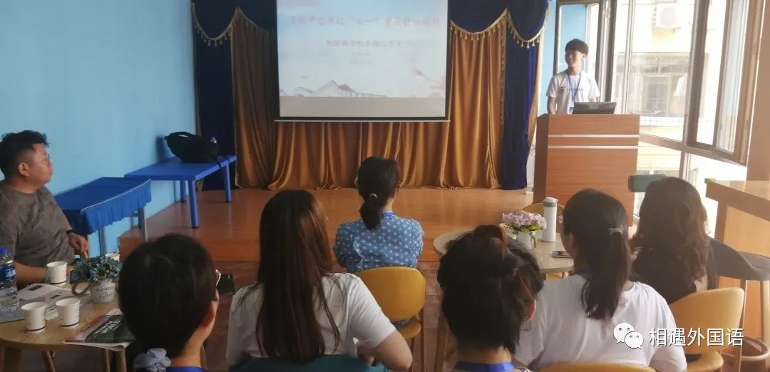 一群人在餐厅里描述已自动生成