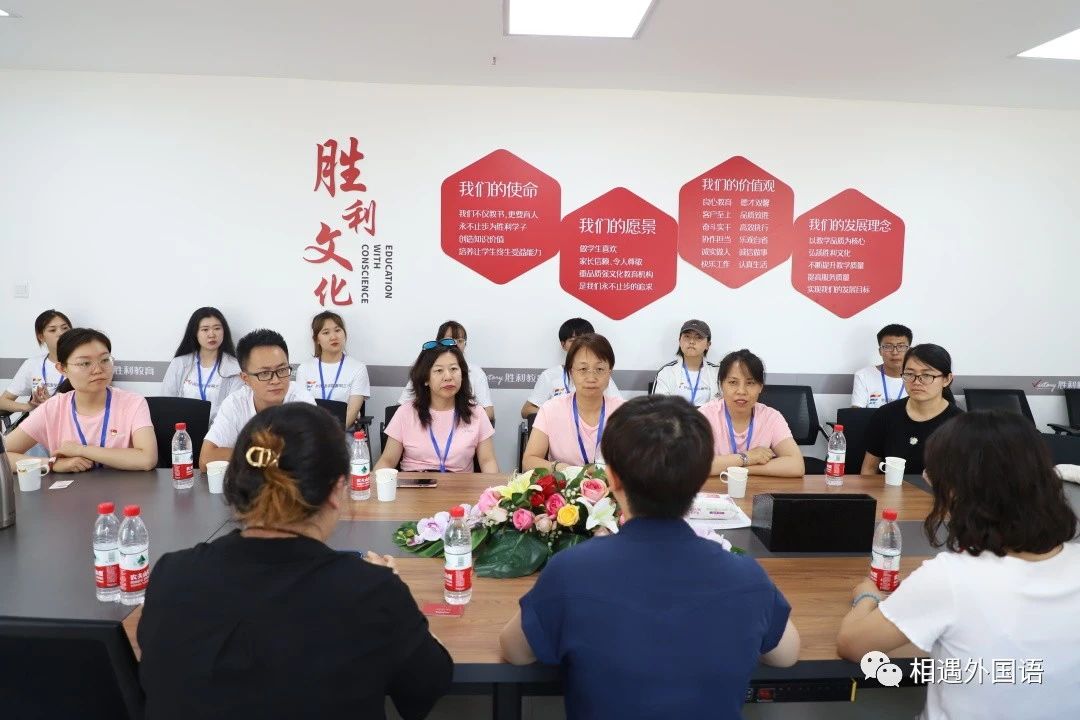 一群人在房间里描述已自动生成