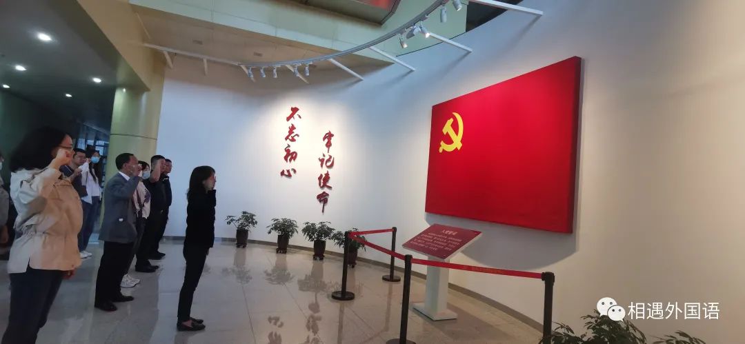 人们在房间里低可信度描述已自动生成